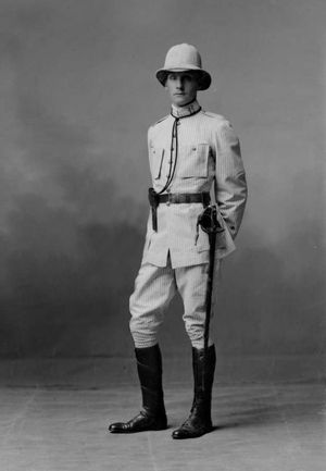 인판테 알폰소가 착용한 식민지풍 rayadillo 시어서커 제복, 1910년경