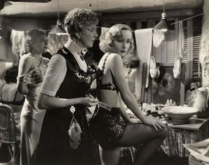 커닝햄(가운데)은 1937년 영화 스윙 하이, 스윙 로우에서 캐럴 롬바드와 함께 출연했다.