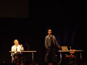 2005년 카를스루에에서 라이브로 공연하는 슈미트(왼쪽)와 조력자 마누엘 안드라크