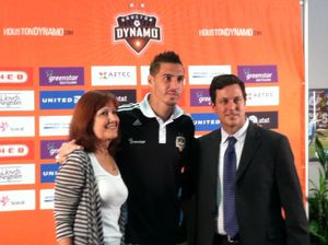 2011년 20 for 20 캠페인 발표에 참석한 캐머런(중앙).