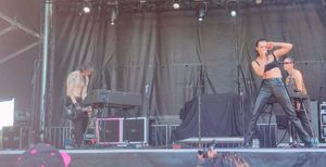 제니 베스가 애프터쇼크 2023에서 공연하는 모습