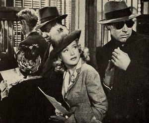 결혼 면허를 기다리는 엘레인(프리실라 레인)과 모티머(캐리 그랜트)