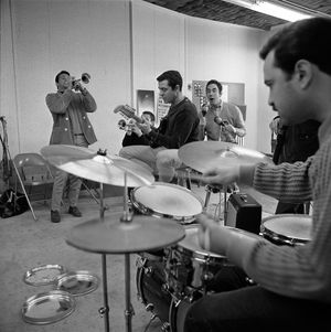 1966년의 티후아나 브라스; 왼쪽부터: 앨퍼트, 토니 칼라쉬, 존 피사노, 닉 세롤리, 팻 세네토레