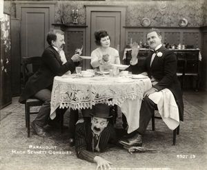 체스터 콘클린(왼쪽), 메리 서먼(중앙), 포드 스털링(오른쪽)은 1918년 맥 세넷 코미디 영화 Beware of Boarders에 출연