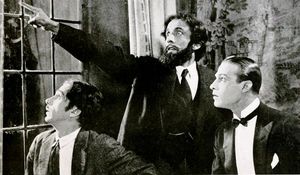 체르노프 (나이젤 드 브룰리에)는 훌리오 (발렌티노)와 그의 하인 (바우디치 M. 터너)에게 네 기사를 보여준다.