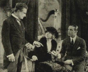 줄리오(발렌티노)와 마르그리트(테리)의 관계는 당시, 마르그리트가 에티엔느 로리에(세인트 폴리스)와 결혼한 상태였기 때문에 많은 사람들에게 스캔들로 여겨졌다.