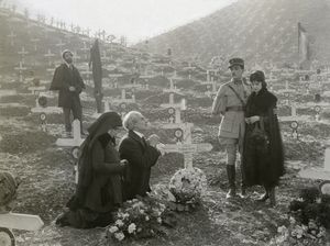 이 영화 스틸에서 볼 수 있듯이, 『묵시록의 네 기사』는 전쟁을 미화하거나 전쟁의 손실을 간과하지 않았다.