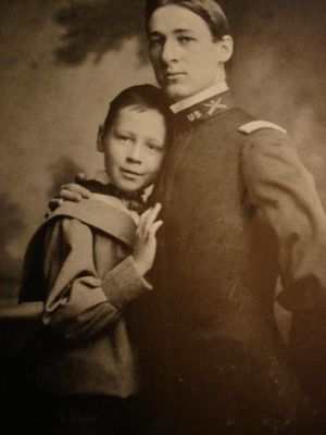 로버트와 형 에드먼드. 로버트가 9살 때 에드먼드는 산후안 언덕 전투에서 사망했다.