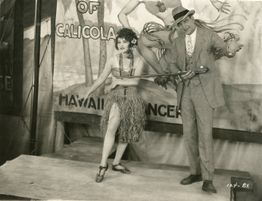 《바커》(The Barker, 1928)에서 베티 콤슨과 밀턴 실스