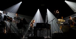 2015년 독일 레버쿠젠 재즈타게에서 밴드와 함께 공연하는 소피 헝거