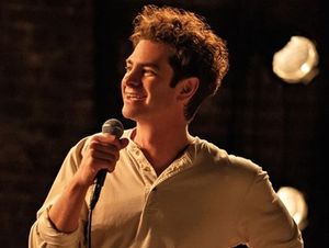 앤드루 가필드(Andrew Garfield)가 《틱, 틱... 붐!》에서 조너선 라슨 역을 맡았다.