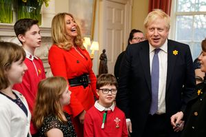 2020년 2월 보더먼(왼쪽에서 두 번째)과 보리스 존슨