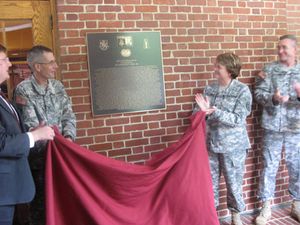 도스 홀 명명식