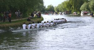 케임브리지 대학교 곤빌 앤 카이우스 칼리지 보트 클럽의 에이트가 2005년 5월 범프스 조정 경기에서 1st & 3rd 트리니티에 의해 "범핑"되기 직전의 모습.