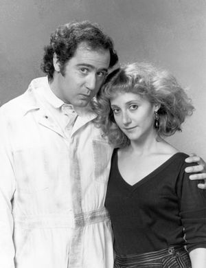 카우프만이 케인을 껴안고 두 사람이 카메라를 바라보는 흑백 사진