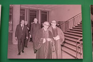 메츠(오른쪽)와 그의 스승 카를 라너. 메츠는 라너의 영향을 받았으나, 실천적이고 정치적인 신학으로 나아갔다.