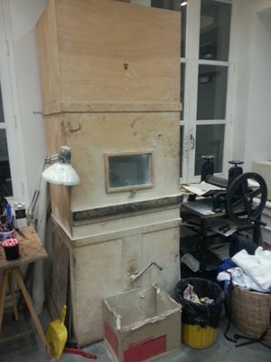 수지 가루를 판에 바르는 데 사용되는 애쿼틴트 상자.