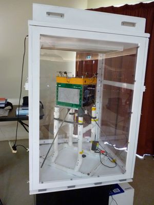 AMSAT-NZ가 개발한 아마추어 무선 위성인 KiwiSAT이 2013년 오클랜드 기술 컨벤션에서 "클린 캐비닛"에 전시되고 있다.