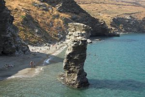 그리스어: Πήδημα της γριάς 해변