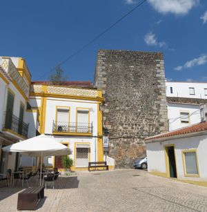 중세 도시 성문 포르타 드 알주스텔(Porta de Aljustrel)