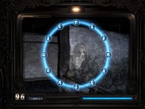 적대적인 유령과의 전투. 주인공은 카메라 옵스큐라를 통해 유령을 본다. 미쿠의 체력, 카메라 탄약, 유령 표시기가 보인다.