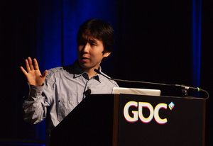 개발자 아마야 다이스케GDC 2011, 스피치 단상에서.