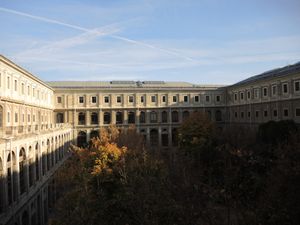 구 병원 건물 안뜰