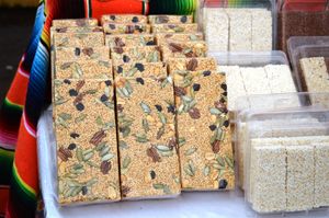 팽창된 아마란스 씨앗으로 만든 멕시코 알레그리아 바