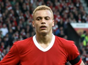 맨체스터 더비에서 뛰는 브라운. 맨체스터 유나이티드는 이 경기에서 뮌헨 비행기 참사 50주년을 기념하기 위해 단순한 유니폼을 착용했다.