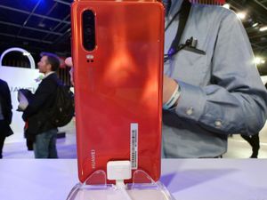 화웨이 P30은 훙멍OS를 실행하는 여러 화웨이 기기 중 하나이다.