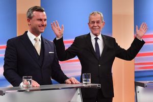 호퍼와 알렉산더 판 데어 벨렌의 토론 (2016년 12월).