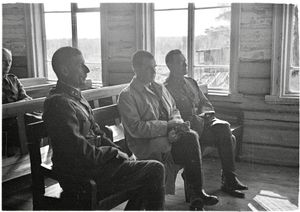 핀란드 총리 유카 랑겔(가운데), 동카리알라 군정청의 요한 아라유우리 소장(오른쪽), 올리 팔로헤이모 중령(왼쪽) (1942년 여름 동카리알라의 한 마을에서).