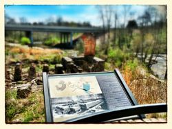 미국 사우스캐롤라이나 주 그리어 근교에 있는 면방적 공장의 부지. 국가 사적지로 지정되어 있다. 사적의 역사를 해설하는 이와 같은 간판도 포털이 될 수 있다