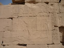 람세스 9세(오른쪽)와 아문 대사제(왼쪽)의 조각상. 같은 크기로 묘사된 점이 주목할 만하다.