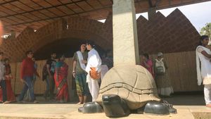 Isha Yoga Center의 성수를 지키는 거북이 기둥