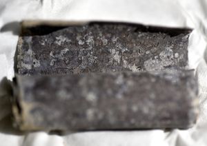 기도와 악을 물리치기 위한 히브리어 텍스트가 새겨진 약 200년 된 작은 납 두루마리. 쿠르드 헤리티지 박물관, 술라이마니야, 이라크.