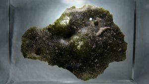 트리니타이트의 거의 속이 빈 표본. 재료를 통과하는 빛을 보여주기 위해 역광 처리