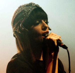 2010년 파리의 푸앵 에페미어 라운지에서 노래하는 알리제