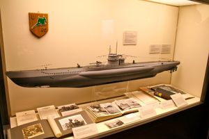 독일 함부르크 국제 해사 박물관에 전시된 VIIC형 U-96의 모형. 좌상단에는 "웃는 톱상어" 엠블럼, 우하단에는 부흐하임의 원작 "Das Boot"이 있다.