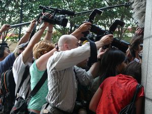 보도 사진사들이 홍콩에 있다.