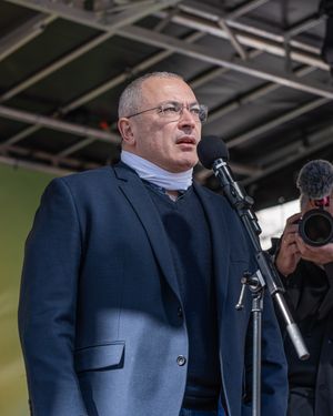 호도르콥스키가 2024년 3월 17일 베를린 러시아 대사관 앞에서 열린 푸틴 반대 정오 시위에서 연설하는 모습