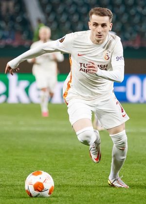 2021년 갈라타사라이에서 뛰고 있는 악튀르코을루