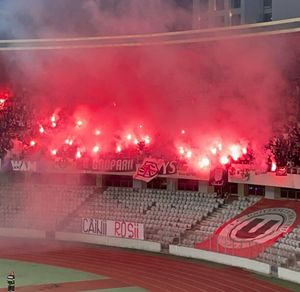 "U" 클루지 팬들이 2022년 디나모 부쿠레슈티와의 리그 1 승격 경기 중 응원하는 모습