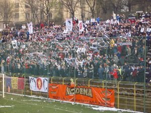  "U" 클루지 서포터가 2003년 CFR 클루지와의 2부 리그 경기 중 응원하고 있다