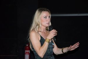 에릭손이 프라하에서 자신의 영화 M을 발표하고 있다.