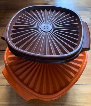 2개의 다채로운 타파웨어 용기