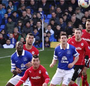 2014년 카디프 시티에서 뛰는 코커 (가장 왼쪽, 빨간색)