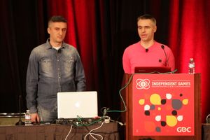 최고 크리에이티브 책임자 다보르 훈스키(왼쪽)와 최고 기술 책임자 알렌 라다바치, 2015년 게임 개발자 회의에서