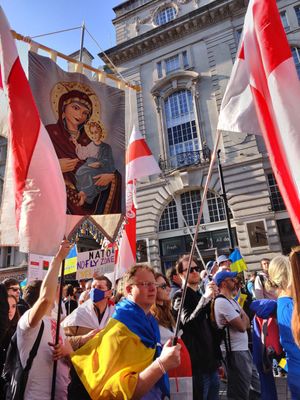 2022년 3월 26일 런던에서 열린 "Stand with Ukraine" 행진에 참여하는 벨라루스 디아스포라