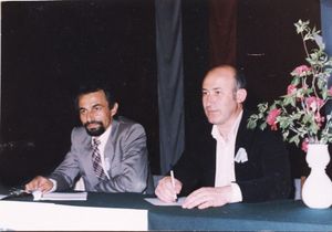 아흐메드 도간(왼쪽) 창당 대회에서